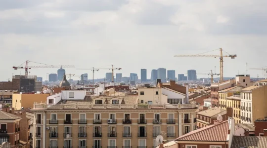 Vista panorámica del skyline de Madrid mostrando grúas de construcción y edificios residenciales en transformación del mercado inmobiliario