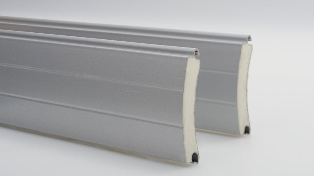 Sección transversal de contraventana de aluminio mostrando capas de núcleo aislante